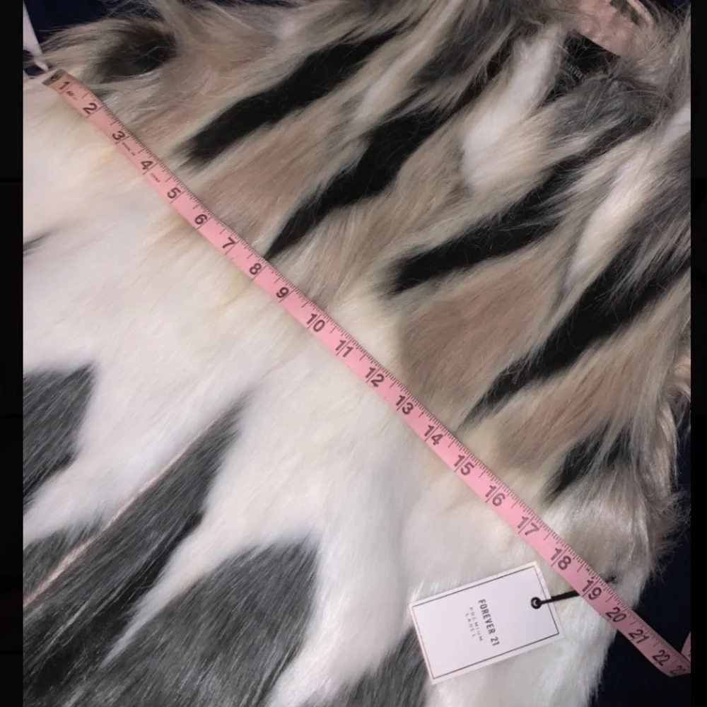 NWT Forever21 PREMIUM LABEL Faux Fur Vest SMALL - Picture 2 of 8